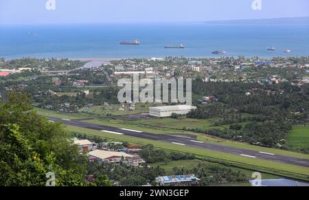 Legazpi, Philippines : Panorama de la ville, LCC Mall, église Iglesia ni Cristo, cargos dans le golfe d'Albay, Péninsule de la région de Bicol de l'île de Luzon Banque D'Images