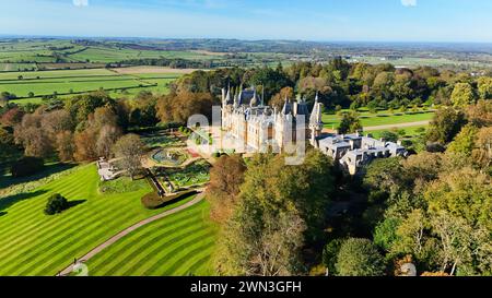 Une vue aérienne surplombant Waddesdon Manor maison de campagne dans le village de Waddesdon, dans le Buckinghamshire, Angleterre Banque D'Images