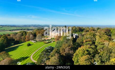 Une vue aérienne surplombant Waddesdon Manor maison de campagne dans le village de Waddesdon, dans le Buckinghamshire, Angleterre Banque D'Images