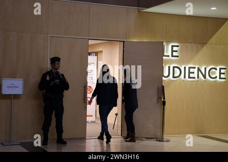 Paris, France. 29 février 2024. © PHOTOPQR/DNA/Cédric JOUBERT ; Paris ; 29/02/2024 ; des personnes rentrent dans la salle d'audience de la cour d' assises avant l'ouverture du procès de l'attentat du marché de Noël de Strasbourg au palais de justice de Paris le jeudi 29 février 2024. Procès pour l'attentat au marché de Noël de Strasbourg en 2018, au palais de justice de Paris le 29 février 2024. Crédit : MAXPPP/Alamy Live News Banque D'Images