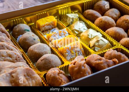 Bonbons indiens : délices de la saison des fêtes - cuisine traditionnelle Banque D'Images