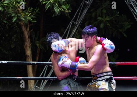 Koh Chang, Thaïlande. 24 février 2024. San Cheng (à droite) et Thana (à gauche) vus en action lors de l'émission hebdomadaire Muay Thai Fights à Koh Chang. San Cheng a vaincu Thana. Crédit : SOPA images Limited/Alamy Live News Banque D'Images