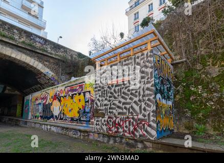 Paris, France - 02 17 2024 : la petite ceinture, une ancienne ligne de chemin de fer autour de Paris Banque D'Images