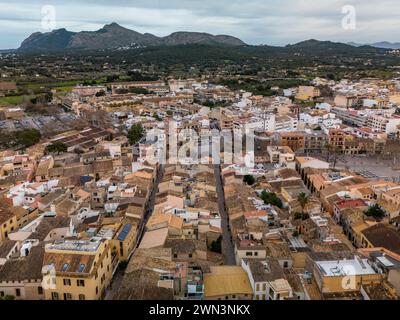 Une vue aérienne drone d'Alcudia à Majorque, les anciens remparts de la ville Banque D'Images