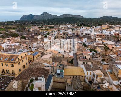 Une vue aérienne drone d'Alcudia à Majorque, les anciens remparts de la ville Banque D'Images