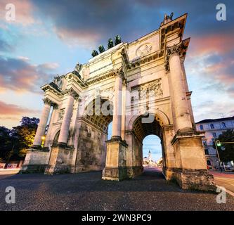 Coucher de soleil spectaculaire sur Siegestor - Arc de la porte de la victoire dans le centre-ville de Munich, Allemagne Banque D'Images