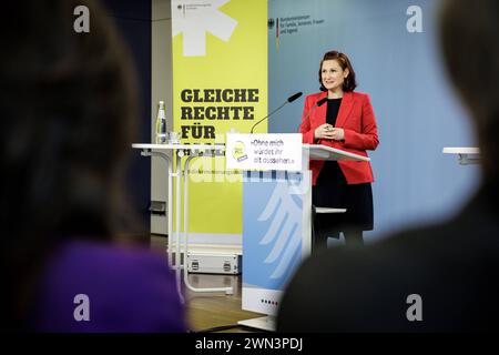 Pressekonferenz zur Kampagne gegen Altersdiskriminierung von Frauen im Beruf Ohne mich wuerdet ihr alt aussehen mit Ferda Ataman, Unabhaengige Bundesbeauftragte fuer Antidiskriminierung und Leiterin der Antidiskriminierungsstelle des Bundes. Eine Kampagne von Palais Fluxx, gefoerdert durch die Antidiskriminierungsstelle des Bundes. Berlin, 29.02.2024. Fotografiert fuer die Antidiskriminierungsstelle des Bundes im Auftrag des Bundesministeriums fuer Familie, Senioren, Frauen und Jugend. Berlin Deutschland *** Conférence de presse sur la campagne contre la discrimination fondée sur l'âge à l'égard des femmes dans le monde du travail Banque D'Images