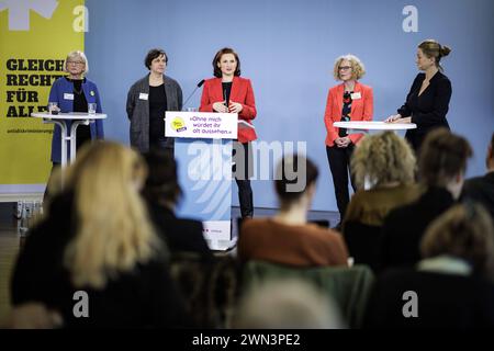 Pressekonferenz zur Kampagne gegen Altersdiskriminierung von Frauen im Beruf Ohne mich wuerdet ihr alt aussehen mit Ferda Ataman, Unabhaengige Bundesbeauftragte fuer Antidiskriminierung und Leiterin der Antidiskriminierungsstelle des Bundes. Eine Kampagne von Palais Fluxx, gefoerdert durch die Antidiskriminierungsstelle des Bundes. Berlin, 29.02.2024. Fotografiert fuer die Antidiskriminierungsstelle des Bundes im Auftrag des Bundesministeriums fuer Familie, Senioren, Frauen und Jugend. Berlin Deutschland *** Conférence de presse sur la campagne contre la discrimination fondée sur l'âge à l'égard des femmes dans le monde du travail Banque D'Images