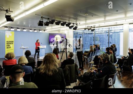 Pressekonferenz zur Kampagne gegen Altersdiskriminierung von Frauen im Beruf Ohne mich wuerdet ihr alt aussehen mit Ferda Ataman, Unabhaengige Bundesbeauftragte fuer Antidiskriminierung und Leiterin der Antidiskriminierungsstelle des Bundes. Eine Kampagne von Palais Fluxx, gefoerdert durch die Antidiskriminierungsstelle des Bundes. Berlin, 29.02.2024. Fotografiert fuer die Antidiskriminierungsstelle des Bundes im Auftrag des Bundesministeriums fuer Familie, Senioren, Frauen und Jugend. Berlin Deutschland *** Conférence de presse sur la campagne contre la discrimination fondée sur l'âge à l'égard des femmes dans le monde du travail Banque D'Images