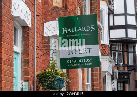 Henley on Thames, Royaume-Uni. 28 février 2024. Un agent immobilier pour laisser signer à l'extérieur d'un chalet en terrasse dans la ville prospère de Henley sur la Tamise, Oxfordshire. Les dernières données montrent que le marché du logement montre des signes de reprise alors que le nombre de nouvelles hypothèques approuvées a augmenté. Les données de la Banque d'Angleterre montrent que les approbations pour les achats de maisons ont augmenté à 55 200 en janvier, contre 51 500 en décembre. Cela étant dit, beaucoup de gens sont encore nerveux quant à la possibilité de nouvelles augmentations des taux hypothécaires. Crédit : Maureen McLean/Alamy Live News Banque D'Images