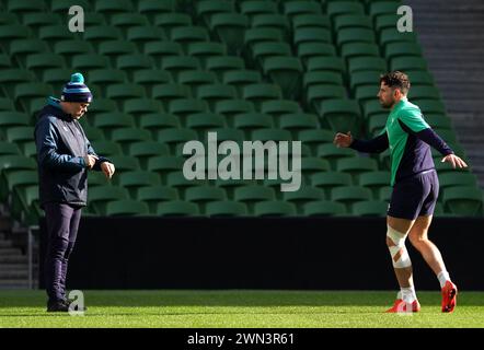 Le physiothérapeute en réadaptation irlandais Einar Einarsson et Hugo Keenan lors d'une séance d'entraînement au stade Aviva de Dublin, en Irlande. Date de la photo : jeudi 29 février 2024. Banque D'Images