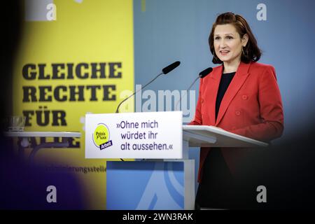 Pressekonferenz zur Kampagne gegen Altersdiskriminierung von Frauen im Beruf Ohne mich wuerdet ihr alt aussehen mit Ferda Ataman, Unabhaengige Bundesbeauftragte fuer Antidiskriminierung und Leiterin der Antidiskriminierungsstelle des Bundes. Eine Kampagne von Palais Fluxx, gefoerdert durch die Antidiskriminierungsstelle des Bundes. Berlin, 29.02.2024. Fotografiert fuer die Antidiskriminierungsstelle des Bundes im Auftrag des Bundesministeriums fuer Familie, Senioren, Frauen und Jugend. Berlin Deutschland *** Conférence de presse sur la campagne contre la discrimination fondée sur l'âge à l'égard des femmes dans le monde du travail Banque D'Images