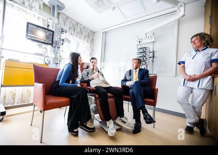 VELDHOVEN, pays-Bas, 28-02-2024 le roi Willem Alexander lors d'une visite de travail au Máxima MC à Veldhoven dans le contexte de l'innovation dans le domaine de la santé. La collaboration dans la région de Brainport et la mise en œuvre de l’innovation en soins de santé sont expliquées. Crédit : NLBeeld/Patrick van EMST Banque D'Images