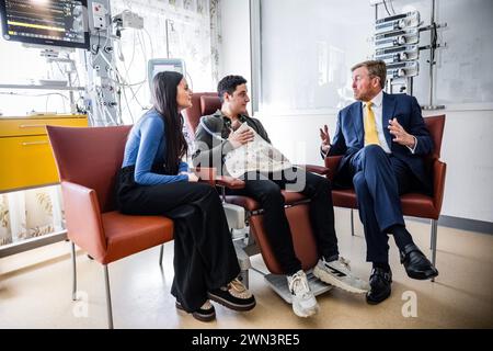 VELDHOVEN, pays-Bas, 28-02-2024 le roi Willem Alexander lors d'une visite de travail au Máxima MC à Veldhoven dans le contexte de l'innovation dans le domaine de la santé. La collaboration dans la région de Brainport et la mise en œuvre de l’innovation en soins de santé sont expliquées. Crédit : NLBeeld/Patrick van EMST Banque D'Images