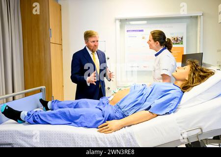 VELDHOVEN, pays-Bas, 28-02-2024 le roi Willem Alexander lors d'une visite de travail au Máxima MC à Veldhoven dans le contexte de l'innovation dans le domaine de la santé. La collaboration dans la région de Brainport et la mise en œuvre de l’innovation en soins de santé sont expliquées. Crédit : NLBeeld/Patrick van EMST Banque D'Images