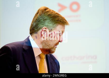 VELDHOVEN, pays-Bas, 28-02-2024 le roi Willem Alexander lors d'une visite de travail au Máxima MC à Veldhoven dans le contexte de l'innovation dans le domaine de la santé. La collaboration dans la région de Brainport et la mise en œuvre de l’innovation en soins de santé sont expliquées. Crédit : NLBeeld/Patrick van EMST Banque D'Images