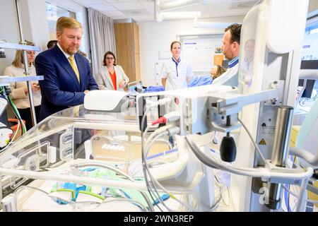 VELDHOVEN, pays-Bas, 28-02-2024 le roi Willem Alexander lors d'une visite de travail au Máxima MC à Veldhoven dans le contexte de l'innovation dans le domaine de la santé. La collaboration dans la région de Brainport et la mise en œuvre de l’innovation en soins de santé sont expliquées. Crédit : NLBeeld/Patrick van EMST Banque D'Images