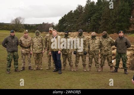 Le secrétaire à la Défense Grant Shapps pose avec des membres des soldats ukrainiens et britanniques, lors d’une visite de la garnison de Catterick, dans le Yorkshire du Nord. Date de la photo : jeudi 29 février 2024. Banque D'Images