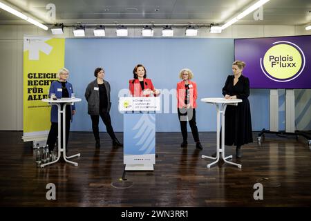 Pressekonferenz zur Kampagne gegen Altersdiskriminierung von Frauen im Beruf Ohne mich wuerdet ihr alt aussehen mit Ferda Ataman, Unabhaengige Bundesbeauftragte fuer Antidiskriminierung und Leiterin der Antidiskriminierungsstelle des Bundes. Eine Kampagne von Palais Fluxx, gefoerdert durch die Antidiskriminierungsstelle des Bundes. Berlin, 29.02.2024. Fotografiert fuer die Antidiskriminierungsstelle des Bundes im Auftrag des Bundesministeriums fuer Familie, Senioren, Frauen und Jugend. Berlin Deutschland *** Conférence de presse sur la campagne contre la discrimination fondée sur l'âge à l'égard des femmes dans le monde du travail Banque D'Images