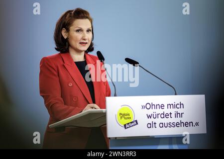 Pressekonferenz zur Kampagne gegen Altersdiskriminierung von Frauen im Beruf Ohne mich wuerdet ihr alt aussehen mit Ferda Ataman, Unabhaengige Bundesbeauftragte fuer Antidiskriminierung und Leiterin der Antidiskriminierungsstelle des Bundes. Eine Kampagne von Palais Fluxx, gefoerdert durch die Antidiskriminierungsstelle des Bundes. Berlin, 29.02.2024. Fotografiert fuer die Antidiskriminierungsstelle des Bundes im Auftrag des Bundesministeriums fuer Familie, Senioren, Frauen und Jugend. Berlin Deutschland *** Conférence de presse sur la campagne contre la discrimination fondée sur l'âge à l'égard des femmes dans le monde du travail Banque D'Images