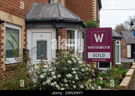 Wallingford, Oxfordshire, Royaume-Uni. 28 février 2024. Un agent immobilier a vendu une enseigne à l'extérieur d'une propriété dans la ville de Wallingford, Oxfordshire. Les dernières données montrent que le marché du logement montre des signes de reprise alors que le nombre de nouvelles hypothèques approuvées a augmenté. Les données de la Banque d'Angleterre montrent que les approbations pour les achats de maisons ont augmenté à 55 200 en janvier, contre 51 500 en décembre. Cela étant dit, beaucoup de gens sont encore nerveux quant à la possibilité de nouvelles augmentations des taux hypothécaires. Crédit : Maureen McLean/Alamy Live News Banque D'Images