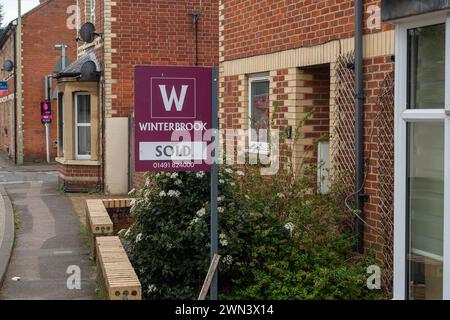 Wallingford, Oxfordshire, Royaume-Uni. 28 février 2024. Un agent immobilier a vendu une enseigne à l'extérieur d'une propriété dans la ville de Wallingford, Oxfordshire. Les dernières données montrent que le marché du logement montre des signes de reprise alors que le nombre de nouvelles hypothèques approuvées a augmenté. Les données de la Banque d'Angleterre montrent que les approbations pour les achats de maisons ont augmenté à 55 200 en janvier, contre 51 500 en décembre. Cela étant dit, beaucoup de gens sont encore nerveux quant à la possibilité de nouvelles augmentations des taux hypothécaires. Crédit : Maureen McLean/Alamy Live News Banque D'Images