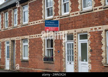 Wallingford, Oxfordshire, Royaume-Uni. 28 février 2024. Un agent immobilier a vendu une enseigne à l'extérieur d'une propriété dans la ville de Wallingford, Oxfordshire. Les dernières données montrent que le marché du logement montre des signes de reprise alors que le nombre de nouvelles hypothèques approuvées a augmenté. Les données de la Banque d'Angleterre montrent que les approbations pour les achats de maisons ont augmenté à 55 200 en janvier, contre 51 500 en décembre. Cela étant dit, beaucoup de gens sont encore nerveux quant à la possibilité de nouvelles augmentations des taux hypothécaires. Crédit : Maureen McLean/Alamy Live News Banque D'Images