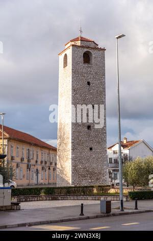 Podgorica, Monténégro - 12 février 2024 : Sahat Kula de Podgorica, est situé sur la place Becir Beg Osmanagic, l'un des rares monuments ottomans qui ont survécu Banque D'Images