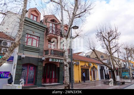 Podgorica, Monténégro - 12 février 2024 : architecture générique et vue sur la rue à Podgorica, la capitale du Monténégro. Banque D'Images