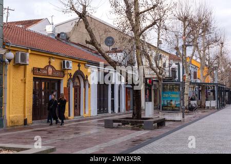 Podgorica, Monténégro - 12 février 2024 : architecture générique et vue sur la rue à Podgorica, la capitale du Monténégro. Banque D'Images