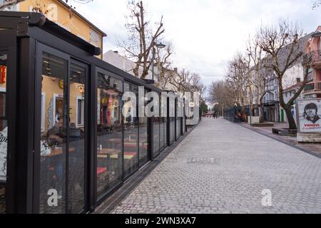 Podgorica, Monténégro - 12 février 2024 : architecture générique et vue sur la rue à Podgorica, la capitale du Monténégro. Banque D'Images