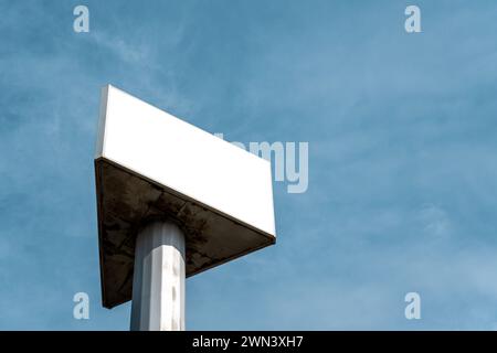 Blanc panneau d'affichage en plein air maquette de mégaboard dans la ville le jour ensoleillé Banque D'Images