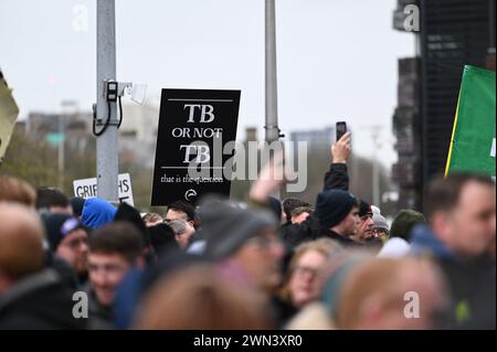 29 février 2024, Cardiff, pays de Galles. Les agriculteurs participent à une manifestation dans la capitale galloise Cardiff, à l'extérieur du Senedd. Les agriculteurs ont organisé la manifestation pour montrer leurs objections à une réforme majeure des subventions agricoles au pays de Galles, connue sous le nom de Sustainable Farming Scheme (SFS), que hans a qualifié d'« inapplicable » par les syndicats. Banque D'Images