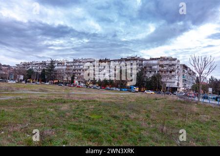 Podgorica, Monténégro - 12 février 2024 : architecture générique et vue sur la rue à Podgorica, la capitale du Monténégro. Banque D'Images