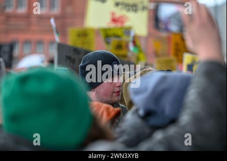 29 février 2024, Cardiff, pays de Galles. Les agriculteurs participent à une manifestation dans la capitale galloise Cardiff, à l'extérieur du Senedd. Les agriculteurs ont organisé la manifestation pour montrer leurs objections à une réforme majeure des subventions agricoles au pays de Galles, connue sous le nom de Sustainable Farming Scheme (SFS), que hans a qualifié d'« inapplicable » par les syndicats. Banque D'Images