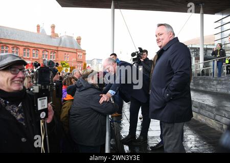 29 février 2024, Cardiff, pays de Galles. Les agriculteurs participent à une manifestation dans la capitale galloise Cardiff, à l'extérieur du Senedd. Les agriculteurs ont organisé la manifestation pour montrer leurs objections à une réforme majeure des subventions agricoles au pays de Galles, connue sous le nom de Sustainable Farming Scheme (SFS), que hans a qualifié d'« inapplicable » par les syndicats. Banque D'Images