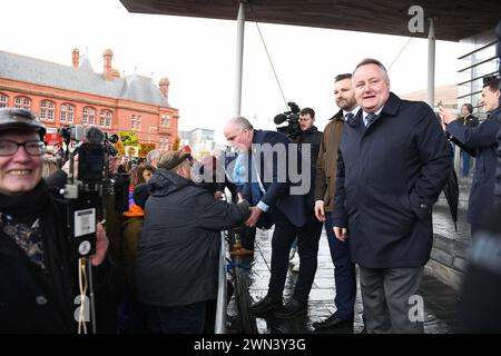 29 février 2024, Cardiff, pays de Galles. Les agriculteurs participent à une manifestation dans la capitale galloise Cardiff, à l'extérieur du Senedd. Les agriculteurs ont organisé la manifestation pour montrer leurs objections à une réforme majeure des subventions agricoles au pays de Galles, connue sous le nom de Sustainable Farming Scheme (SFS), que hans a qualifié d'« inapplicable » par les syndicats. Banque D'Images