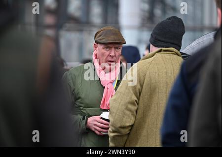 29 février 2024, Cardiff, pays de Galles. Les agriculteurs participent à une manifestation dans la capitale galloise Cardiff, à l'extérieur du Senedd. Les agriculteurs ont organisé la manifestation pour montrer leurs objections à une réforme majeure des subventions agricoles au pays de Galles, connue sous le nom de Sustainable Farming Scheme (SFS), que hans a qualifié d'« inapplicable » par les syndicats. Banque D'Images