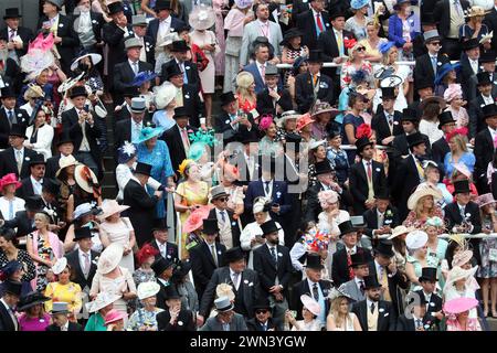 20.06.2023, Ascot, Windsor, GBR - Elegant gekleidete Menschen beim Pferderennen Royal Ascot. Ascot, aussen, Aussenaufnahme, Besucher, Draufsicht, Elegant, Eleganz, England, englisch, Europa, europaeisch, mode, féminin, Frauen, Gesellschaft, Grossbritannien, Gruppe, High Society, Huete, Hut, Jahreszeit, Kaukasier, Kaukasisch, Kopfbedeckungen, Maenner, Menschen, Menschenmenge, mode, modisch, Personen, Pferderennen, Publikum, QF, Querformat, Rennbahnbesucher, Royal Ascot, Sommer, Royaume-Uni, Vereinigtes Koenigreich, viele, Vogelperspektive, Westeuropa, Windsor, Zuschauer, Zuschauermenge, Z Banque D'Images