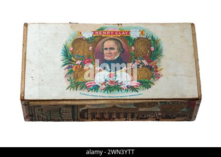 Boîte à cigares Old vintage Henry Clay Habana - Miembro de la Academia Nacional de Agricultura Indusiria y Comercio de Paris isolé sur fond blanc Banque D'Images