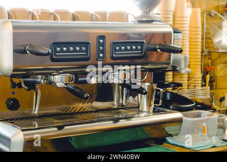 Machine à café professionnelle dans le café. Concept professionnel de préparation du café. Banque D'Images