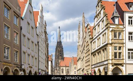 MUNSTER, RHÉNANIE DU NORD-WESTPHALIE, ALLEMAGNE - 30 MARS 2019 : les façades des bâtiments historiques du Principalmarkt dans la vieille ville de Münster, G. Banque D'Images