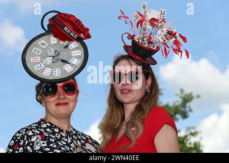 22.06.2023, Ascot, Windsor, GBR - Elegant gekleidete Frauen mit skurrilen Hueten beim Pferderennen Royal Ascot. 30-40 Jahre, Ascot, aussen, Aussenaufnahme, Besucherin, Blick in die Kamera, Blickkontakt, britisch, chiq, élégant, Eleganz, Emotion, Angleterre, englisch, Europe, Europaeisch, Frauen, Freizeit, Galopprennen, Galopprennsport, Galoppsport, Gesellschaft, Grossbritannien, High Society, Hut, Kamerablick, Kartenspiel, Kaukasierin, kaukasisch, Kleidung, Kopfbedeckung, Menschen, mode, modisch, Personen, Pferderennen, Pferderennsport, Pferdesport, Portraet, Portrait, QF, Querformat, Royal Ascot Banque D'Images