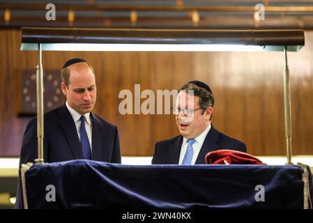 Le rabbin Daniel Epstein montre au prince de Galles un rouleau de Torah du XVIIe siècle alors qu'il visite la synagogue Western Marble Arch à Londres. Date de la photo : jeudi 29 février 2024. Banque D'Images