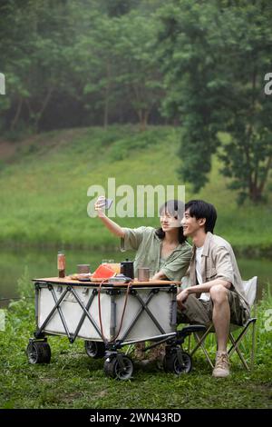 Jeune couple pique-nique en plein air Banque D'Images