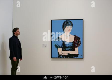 Aperçu exclusif des faits saillants de l'art moderne et contemporain des ventes aux enchères du 20e siècle et de l'art contemporain de Phillips mettant en vedette l'emblématique Portrait de la princesse Diana d'Andy Warhol et une sélection diversifiée de noms Blue-Chip et de pointe, y compris les débuts aux enchères de la nouvelle venue Alia Ahmad. Banque D'Images