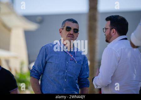 Sakhir, Bahreïn. 29 février 2024. Guenther Steiner pendant FP1. AHMAD ALSHEHAB/Alamy Live News Banque D'Images