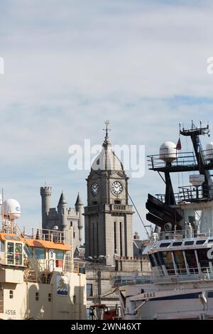 Royaume-Uni, Écosse, Aberdeen, les navires amarrés détaillent dans le port et vues sur les bâtiments emblématiques de Castlegate. Banque D'Images