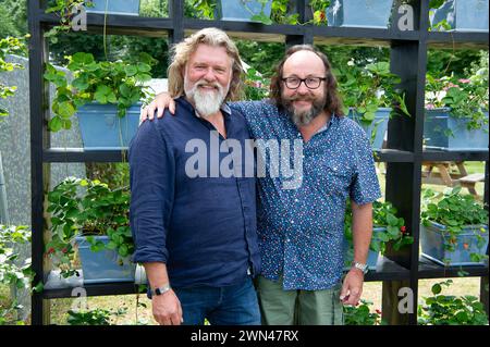 FICHIERS PHOTOS. 29 février 2024. Le chef célèbre des motards chevelus, Dave Myers, est malheureusement décédé à l'âge de 66 ans. Le chef a annoncé qu'il recevait un traitement contre le cancer en 2022. East Molesley, Surrey, Royaume-Uni. Les chefs de célébrités si King (G) et Dave Myers (d) assistent à la Journée de presse de Hampton court de RHS en 2017. Crédit : Maureen McLean/Alamy Live News Banque D'Images