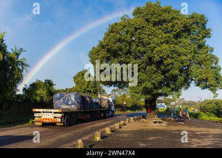 LIVINGSTONE, ZAMBIE - 19 janvier 2024 : camions au poste frontière entre la Zambie et le Zimbabwe à Livingstone, Zambie Banque D'Images